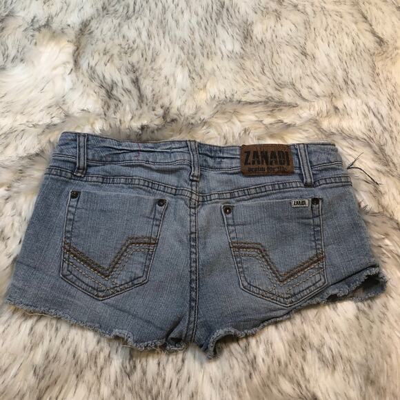 3/$15 🌻 Zanadi Light Wash Mid Rise Denim Jean Shorts - Picture 9 of 12